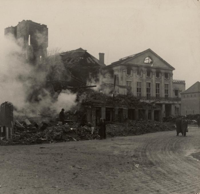 Das zerstörte Theater nach dem Bombenangriff vom 9. Februar 1945.tif-neu.tif